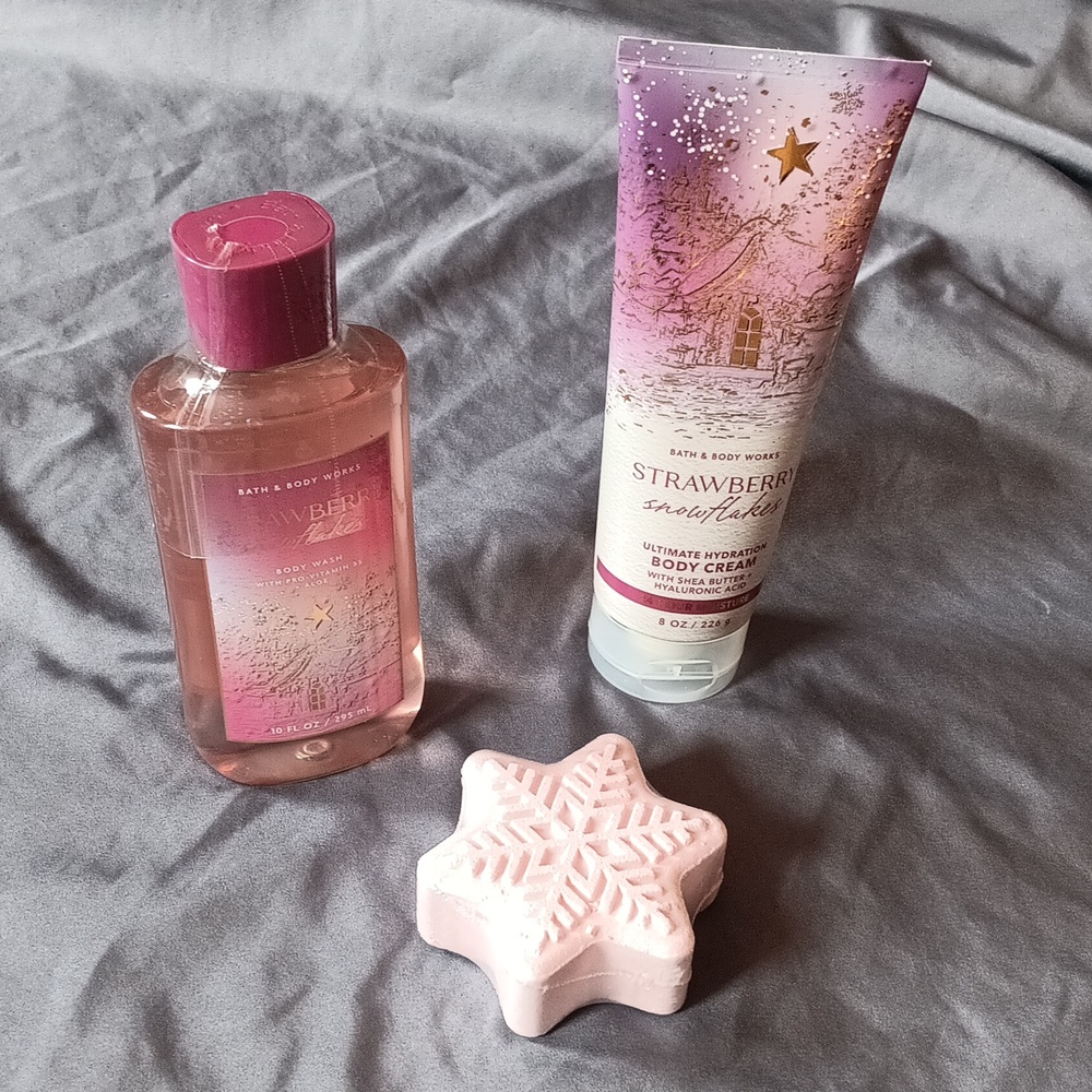 Bath & Body Works Strawberry snowflakes set